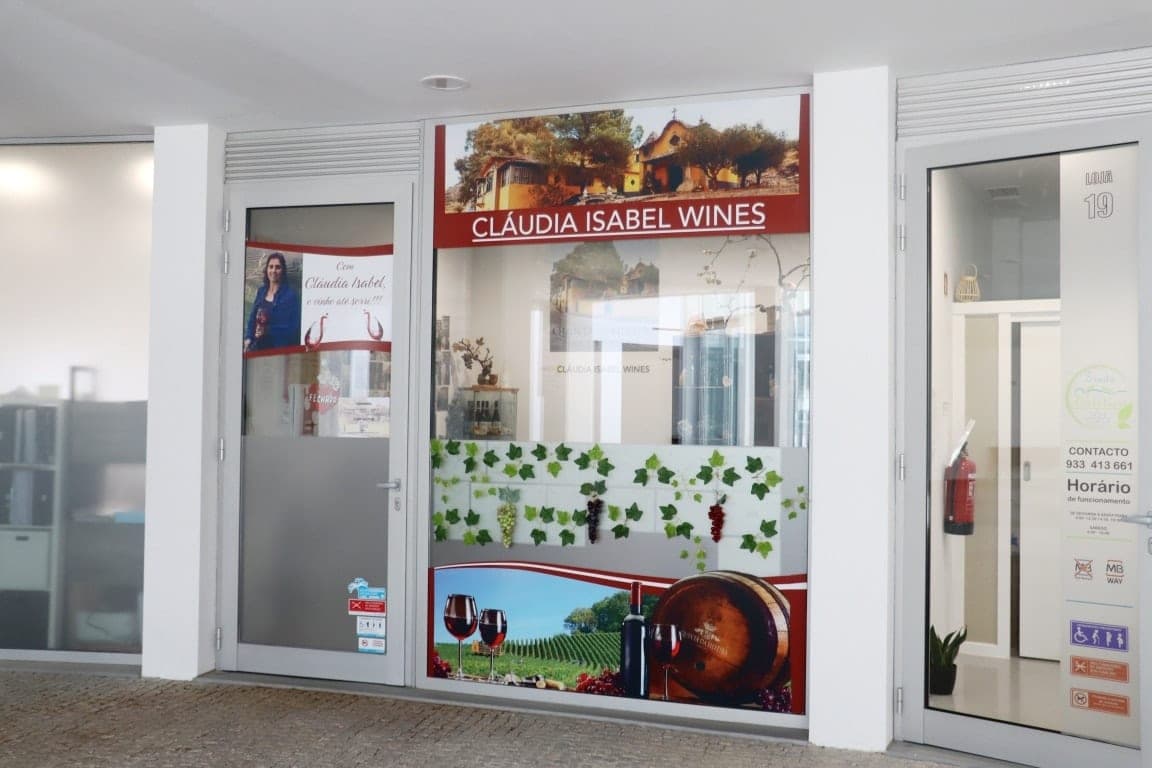 Fachada da loja Cláudia Isabel Wines no Mercado Municipal de Macedo de Cavaleiros